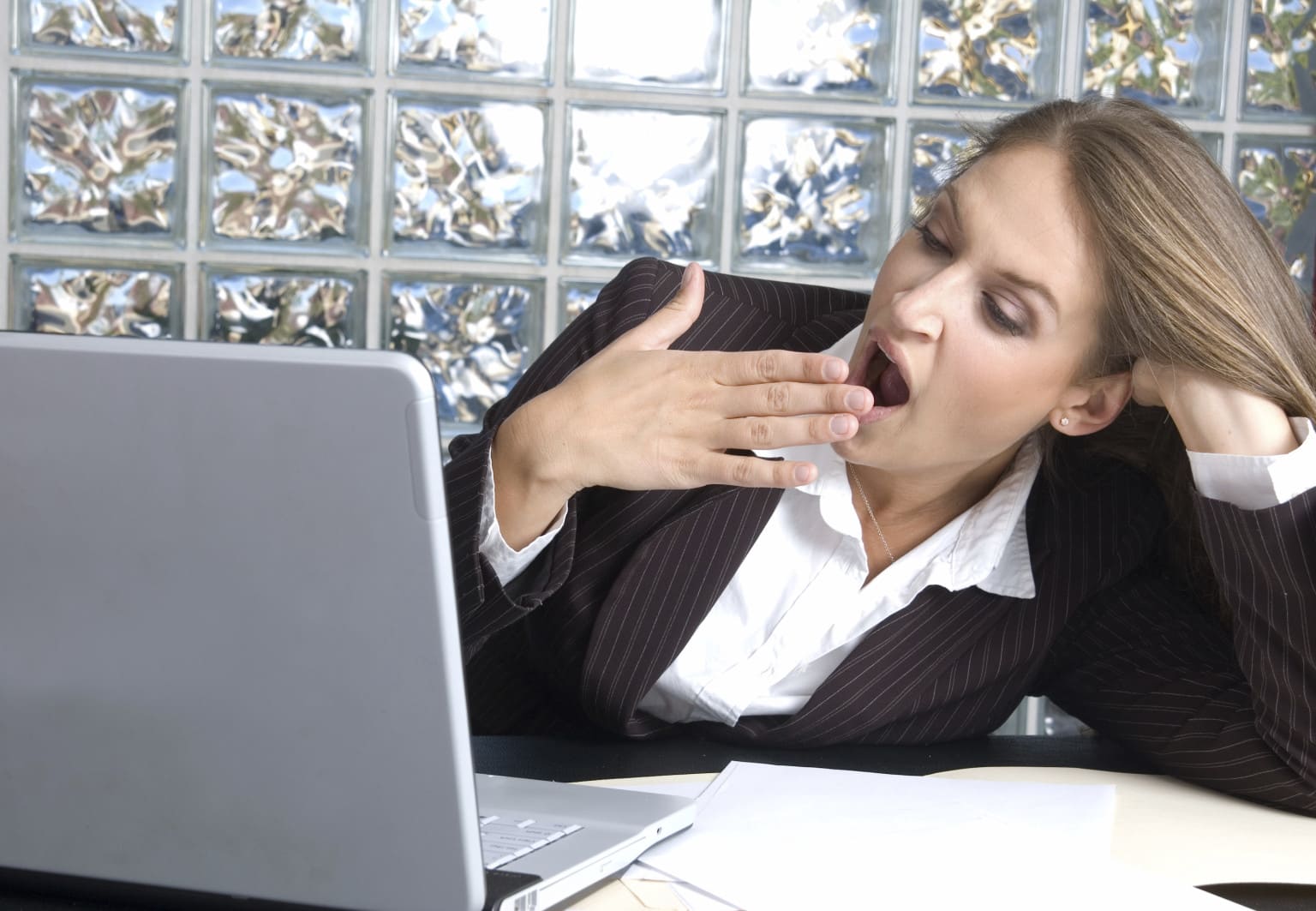 Почему зевают при разговоре. Зевают в офисе. Зевающий человек. Зевает на рабочем месте. Зевает от скуки.
